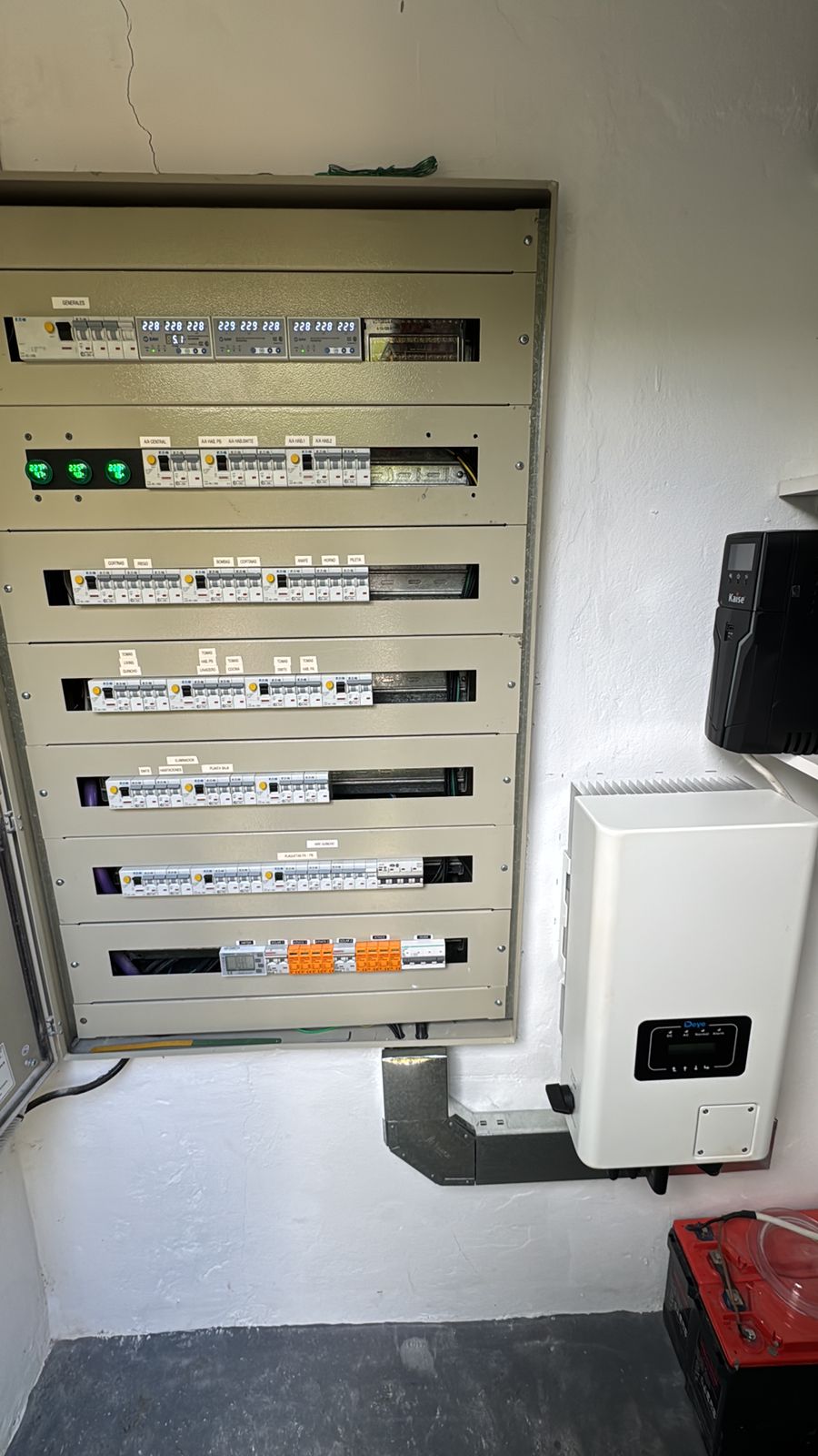 Tablero eléctrico e inversor instalado